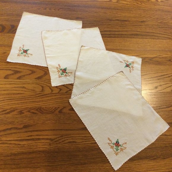 Set of 4 Antique Linen Napkins - Picture 3 of 5